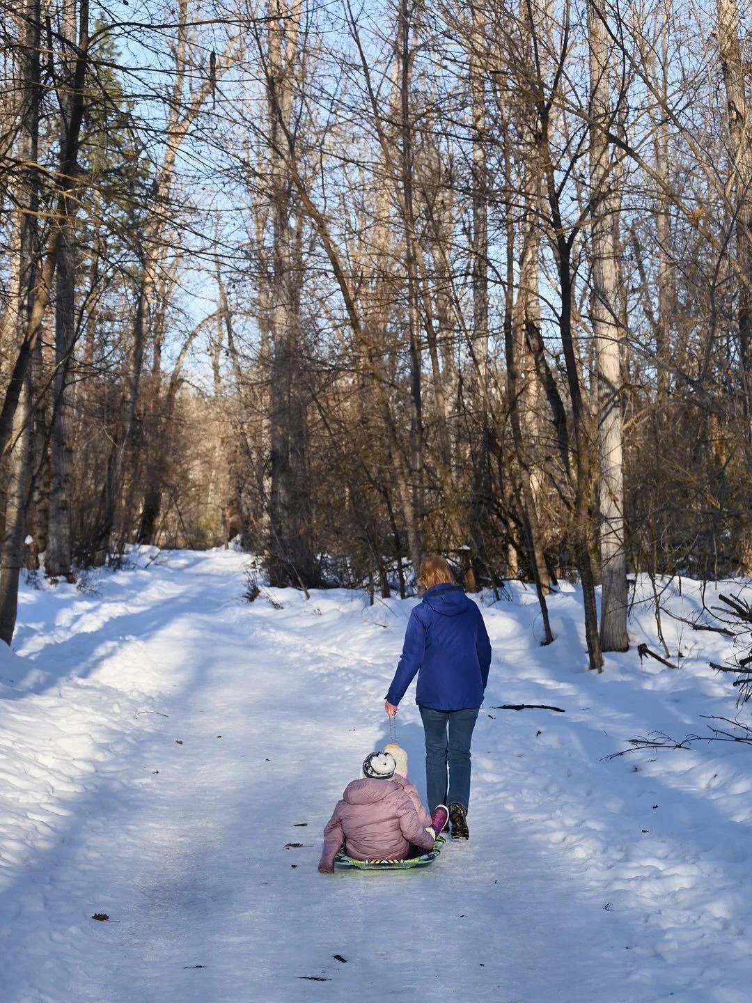 📍Leavenworth, Washington
Name a better way to travel than being pulled in a sled through a magical winter wonderland along a river in the mountains?
.
.
Check out our blog post on visiting Leavenworth, WA with kids in the winter, link in our bio.
.
