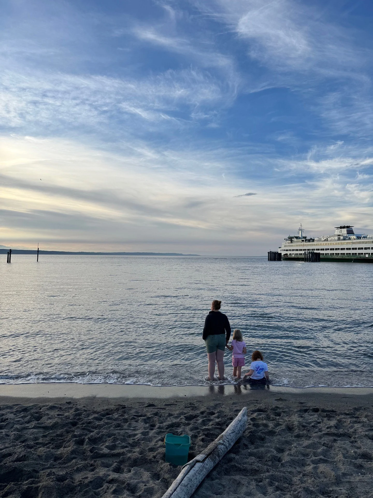 Something about a late fall sunset on the beach one of the rare (partially) sunny days.

#seattle #beach #edmonds #washington #pnwlife #travelwithkids #clouds