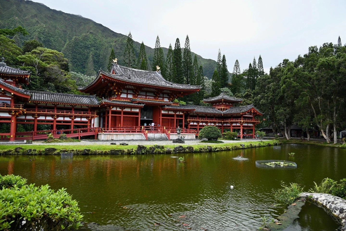 Byodo-In Temple on Oahu is one of those places that feels calm the second you step inside. 🌿
Located at the Valley of the Temples Memorial Park in Kaneohe, this peaceful spot is a replica of a 900-year-old Buddhist temple in Uji, Japan, built to hon