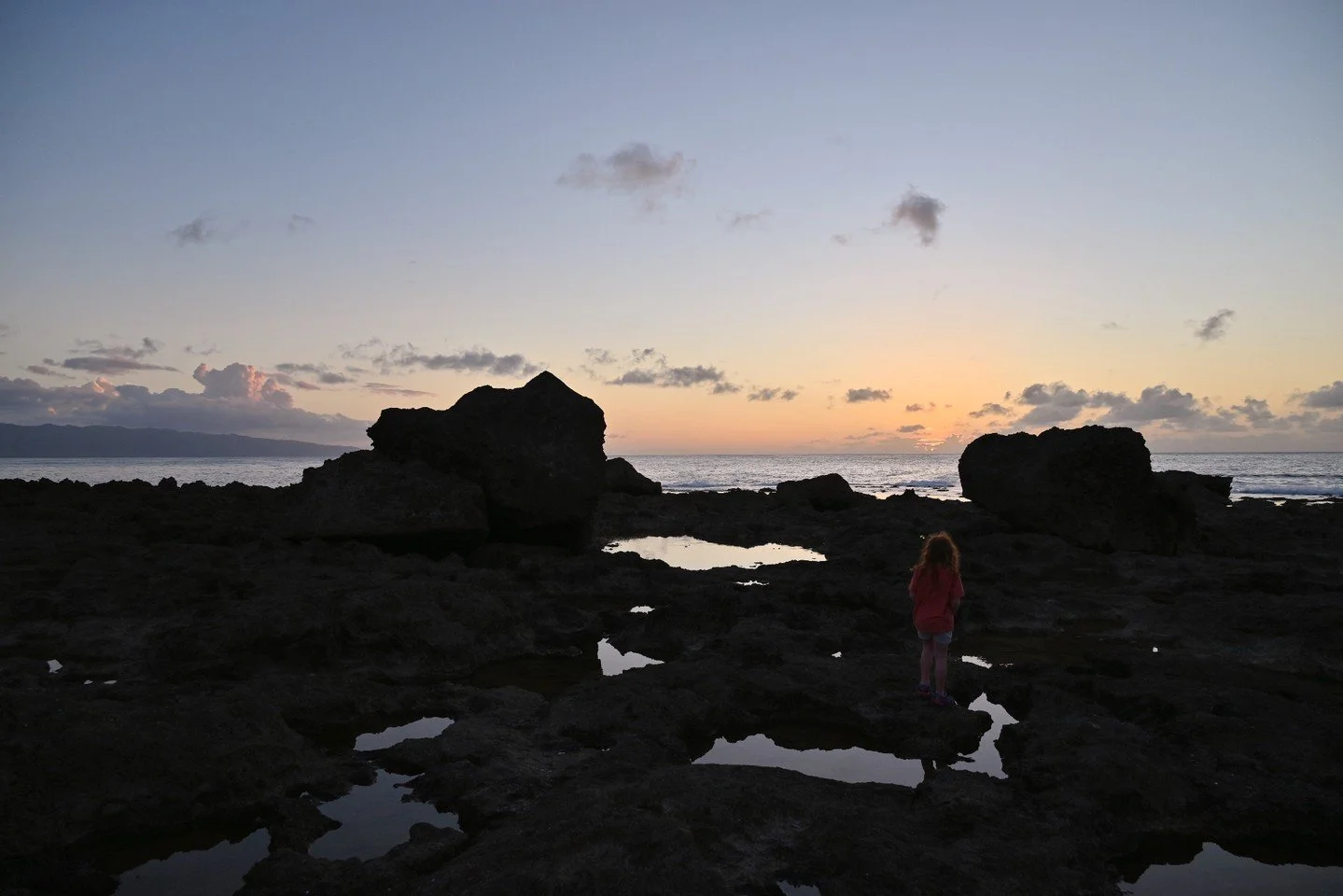 Watching the sun slip into the horizon on the North Shore of Oʻahu.

For more details about traveling to Oahu with kids, visit the article on our blog.

#oahu #travelwithfamily #traveltogether #travelblog #travelblogger #blogs #hawaii #sunset #rocky 