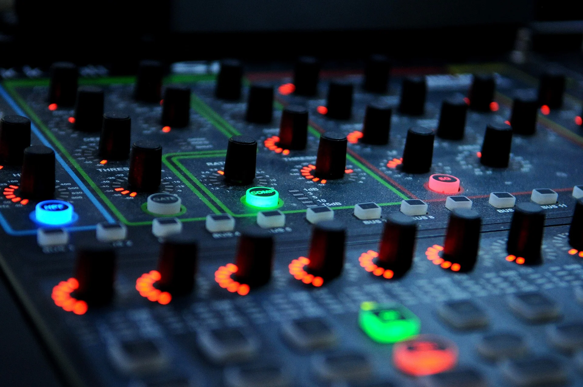 dj-923468_1920.jpg