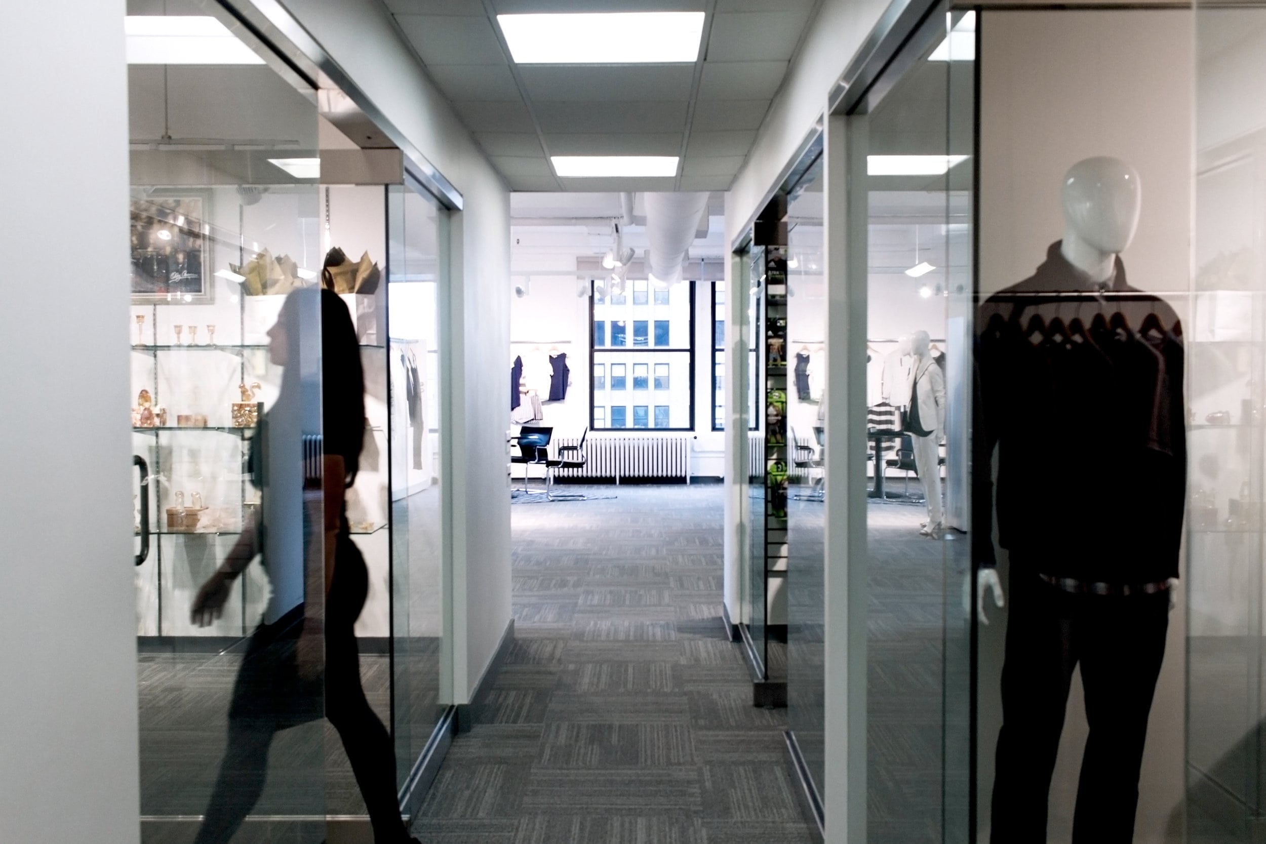 THE SISKIND GROUP_1385 BROADWAY_SHOWROOM 4.jpg