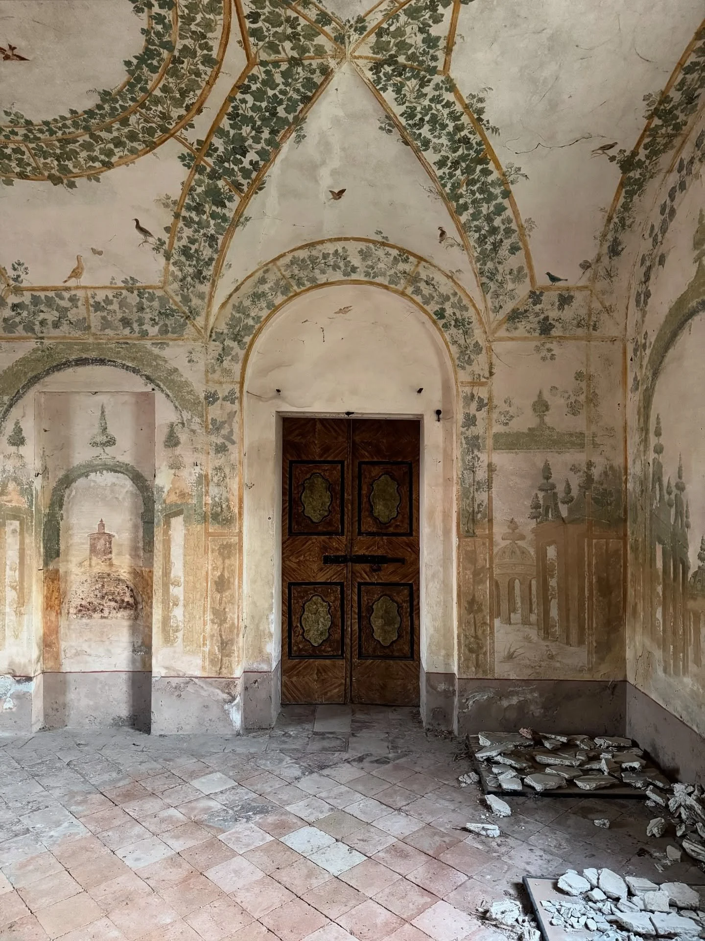 J&rsquo;ai h&eacute;sit&eacute;&hellip; mais j&rsquo;y suis all&eacute;. 

Un &eacute;chafaudage bancal, quelques secondes de doute&hellip;
Et derri&egrave;re, un palais du XVe si&egrave;cle aux fresques du XVIIIe.
Abandonn&eacute;. Intact. Inoubliab