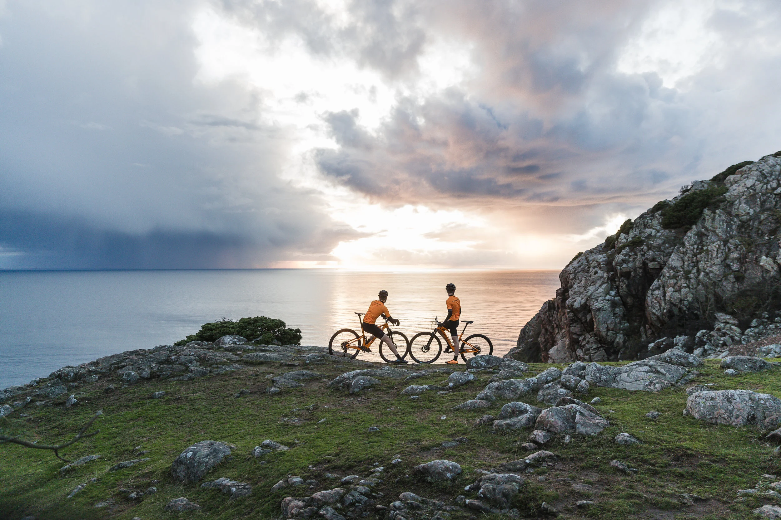 YPC011__01_stark_s10_sittande_pa_cykel_havsutsikt_itemimages.jpg