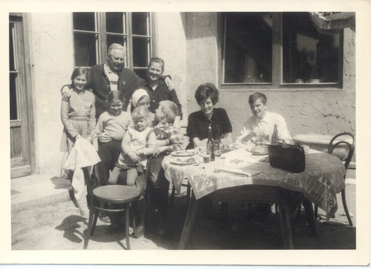 Vater und Mutter Mayr mit Kindern und Gästen (1960)