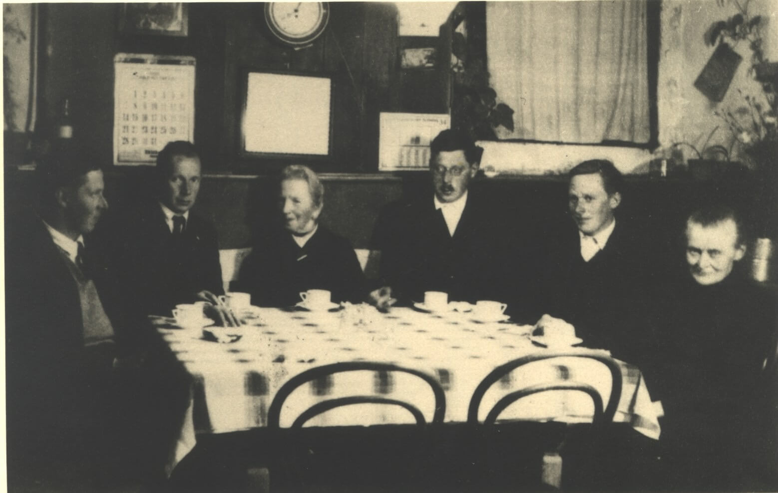 Familienfoto vom Postmayr aus dem Jahre 1934 von rechts Mutter Mayr, Heinrich, Karl, Ernst und Franz