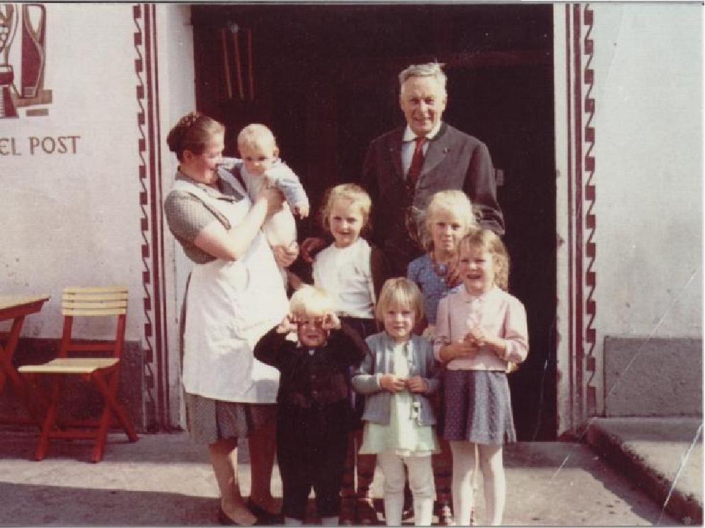 Familienfoto vor dem Eingang des Hotel Post