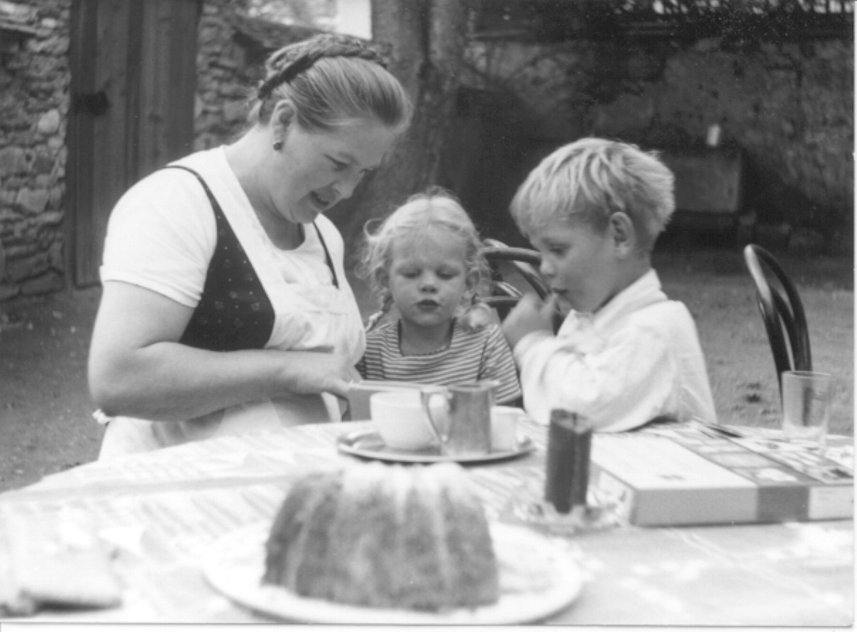 Mutter Mayr mit Theresia, Peter und Guglhupf