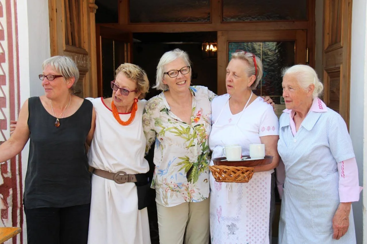 Mutter Mayr mit ihren Töchtern Ursula, Maria, Christina und Elisabeth