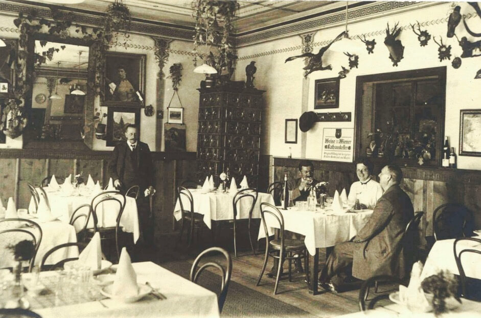 Speisesaal im Hotel Post mit Vater Ernst Mayr unter Bild von Kaiserin Sisi (Jahrhundertwende)