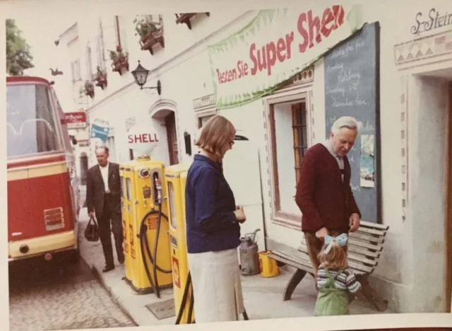 Vater Mayr tankt Super Shell