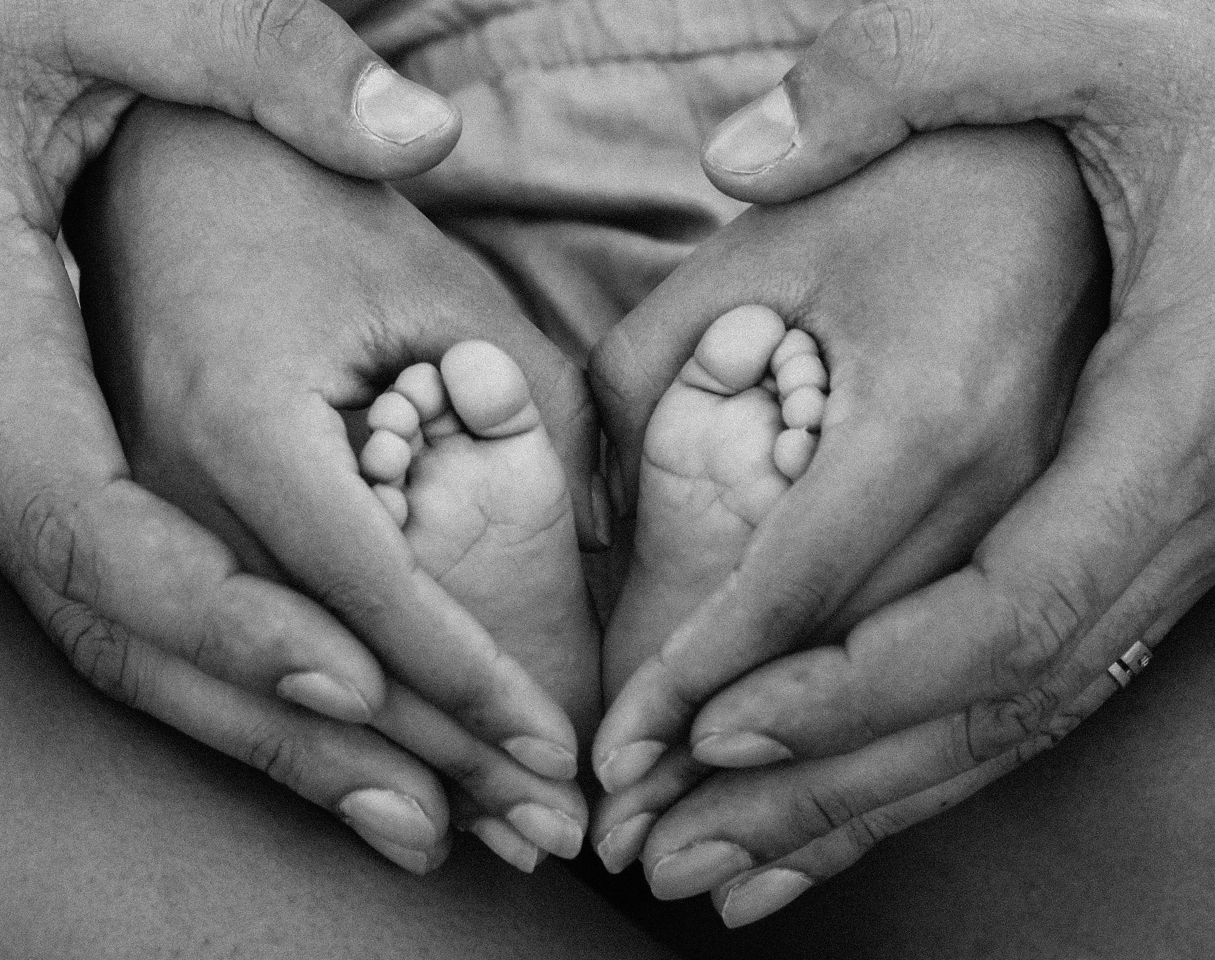 baby-birth-black-and-white-1912359b.jpg