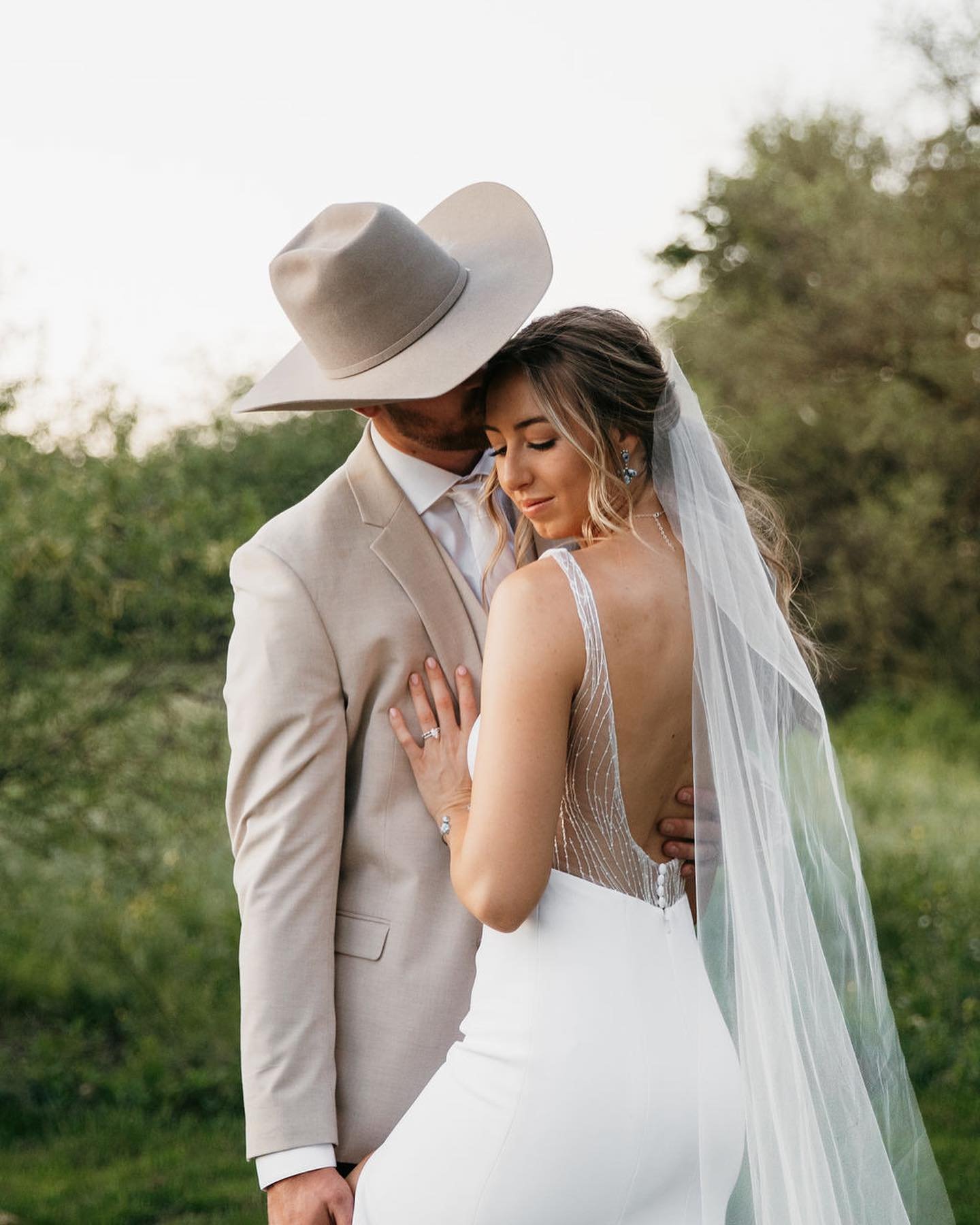 Glowing in Gigi by @akristinbridal ✨ Congratulations to our #MoondanceBride who brought her western wedding dreams to life! 
 
Captured by: @kelseyburnettphoto