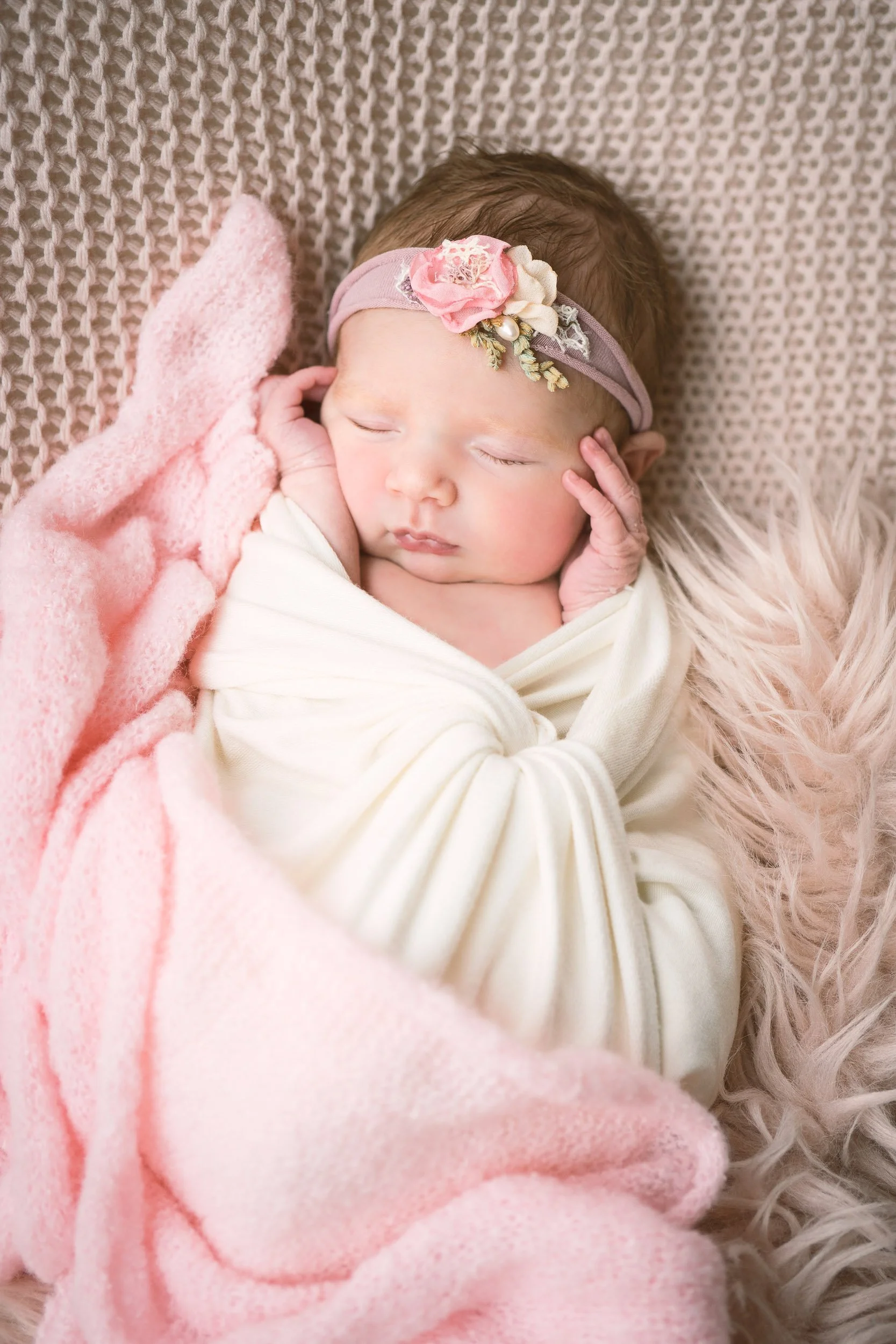 Neugeborenenfoto Baby auf rosa Decke