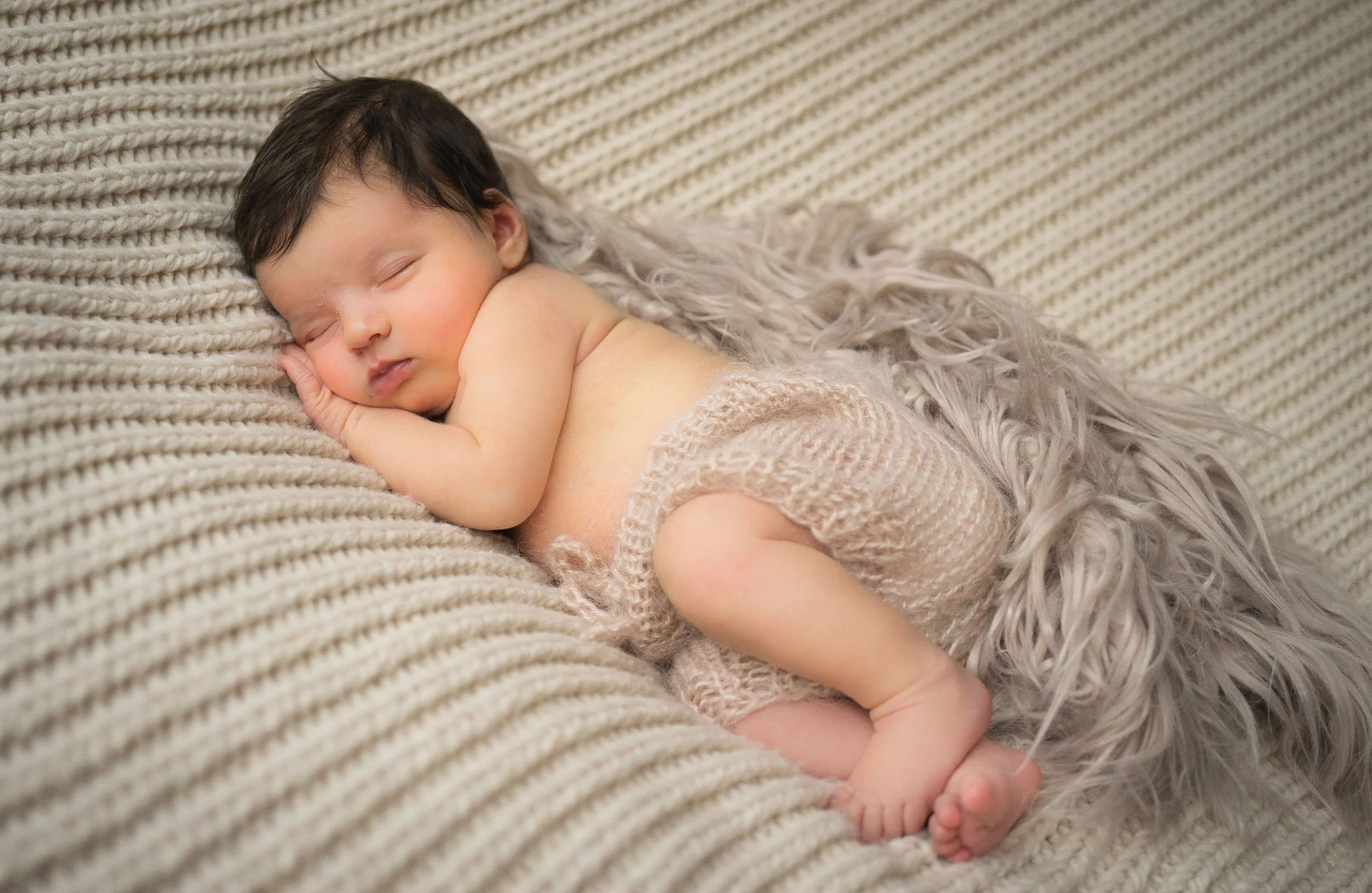 Babyfotografie Oldenburg - natürliche Babyfotografie  Baby auf Decke