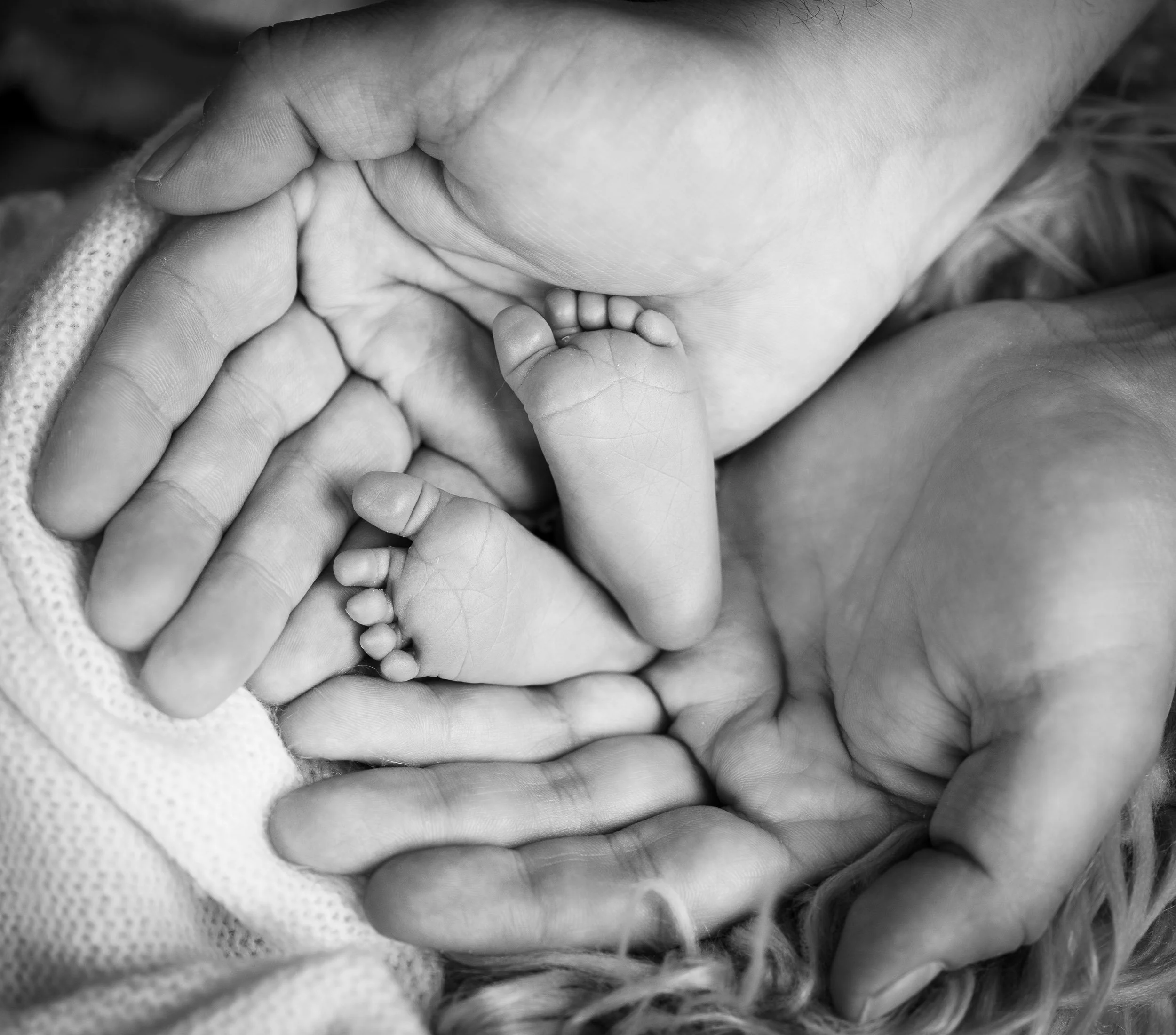 Babyfotografie Oldenburg - natürliche Babyfotografie  Babyfüße mit Händen