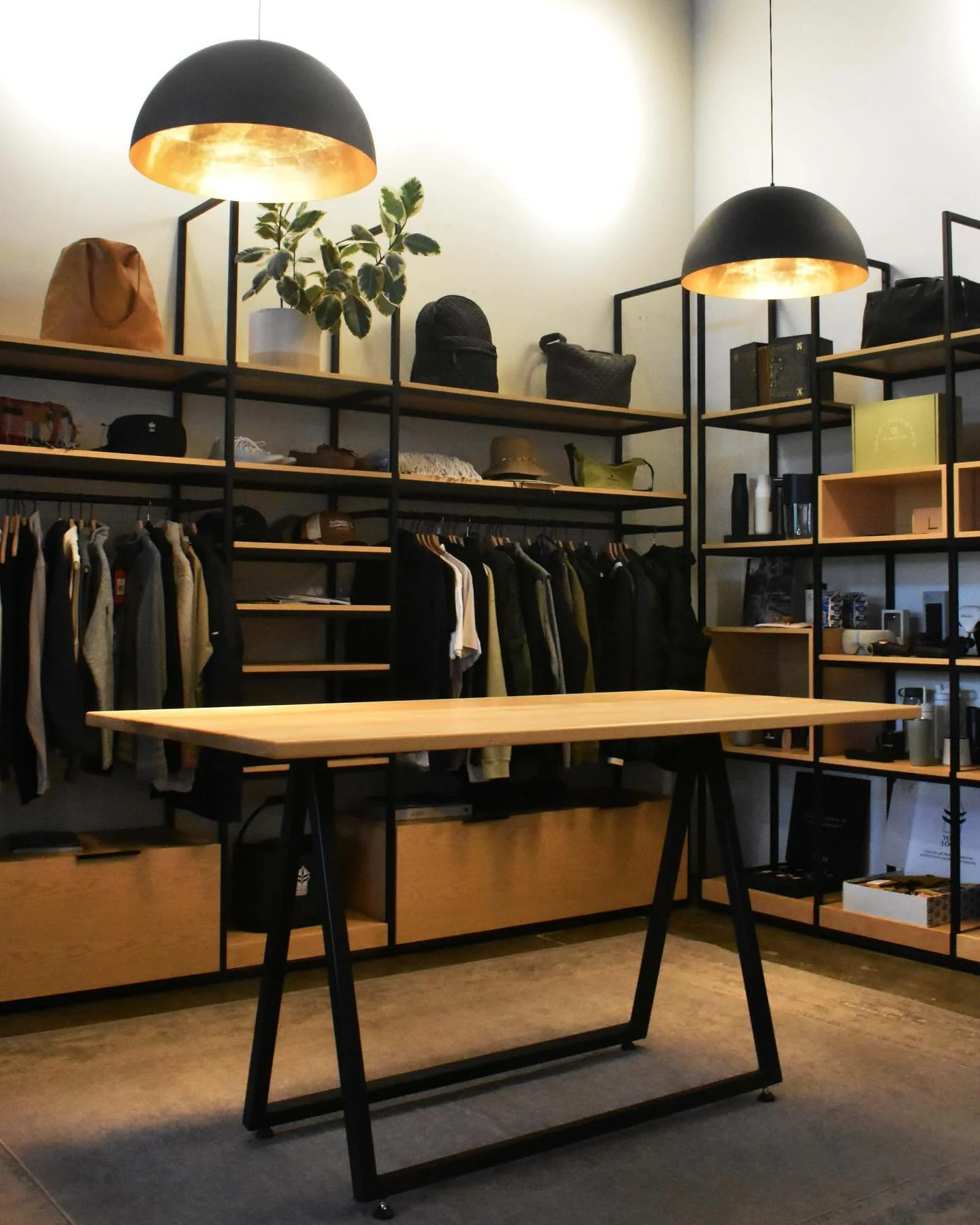 A gift-worthy space for a company that knows gifting best. Loved bringing the Clove &amp; Twine vision to life through a warm, modern lobby and product display area in the heart of Denver. 
@cloveandtwine 
@unum_collaborative 

#fabrication #ModernDe