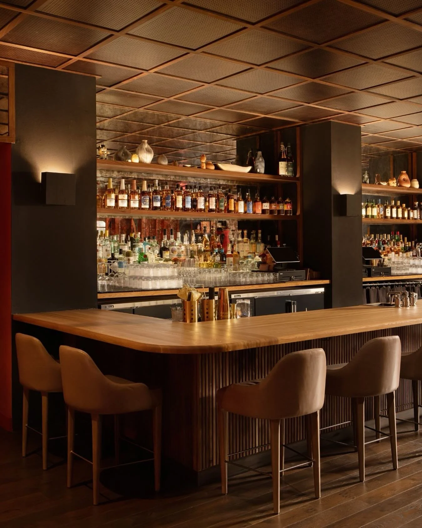 Warm woods and Japanese whiskey go hand in hand at the cozy cocktail bar @haisiaspen 
⁠
Photo by @kyliefitts