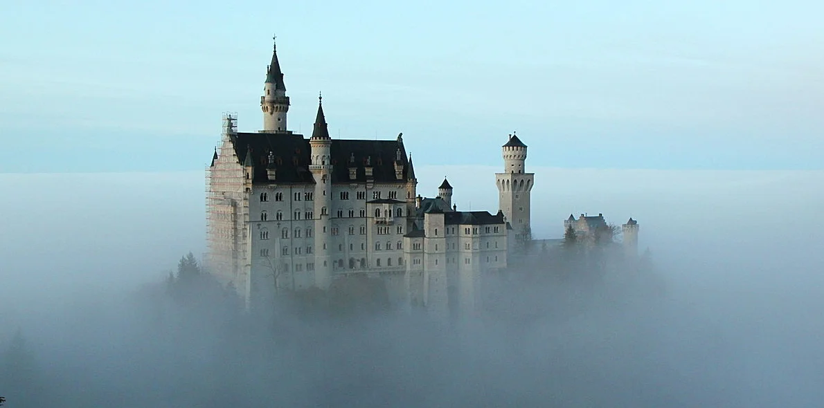 Neuschwanstein_Castle_above_the_clouds.jpg