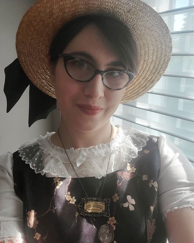 When its summer but you gotta be goth 🦇🦇🦇 Happy belated ILD! I totally forgot it was yesterday so I got dressed up today instead (even if it was just to go to shoppers) I haven't worn lolita since February so it was long overdue! 
#internationallo