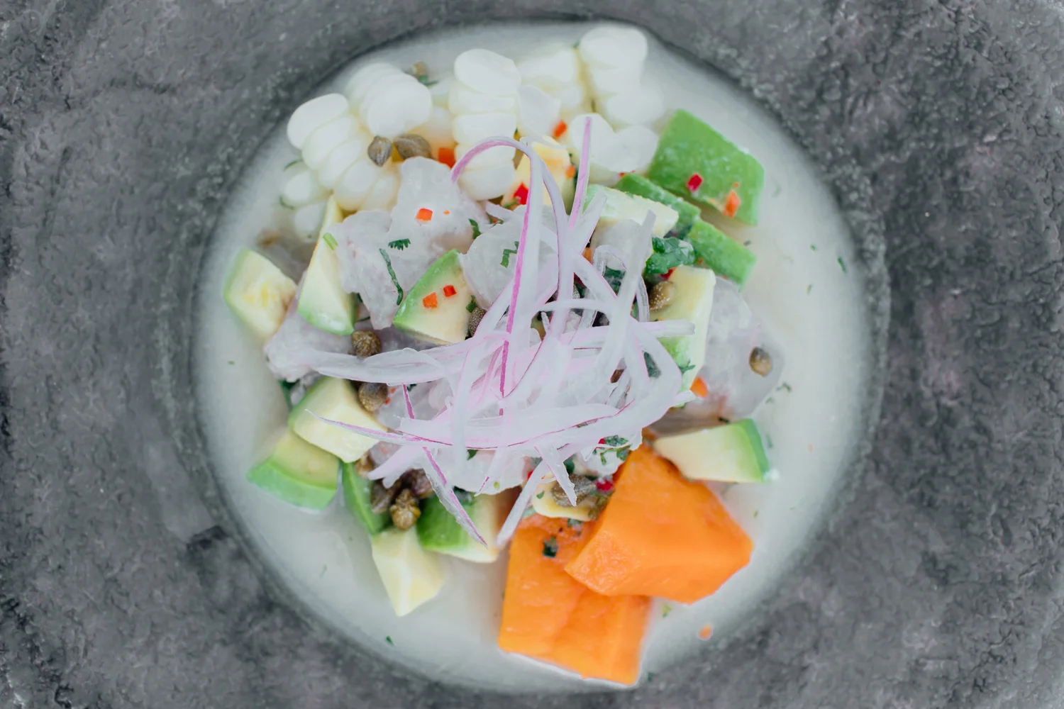 Cebiche de atún nikkei con palta.