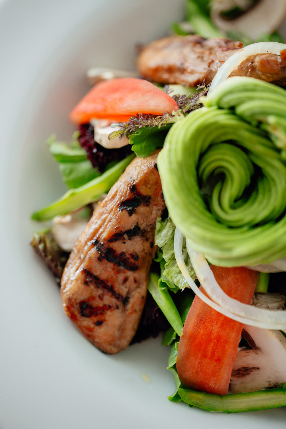 Ensalada de pechuga de pollo a la parrilla