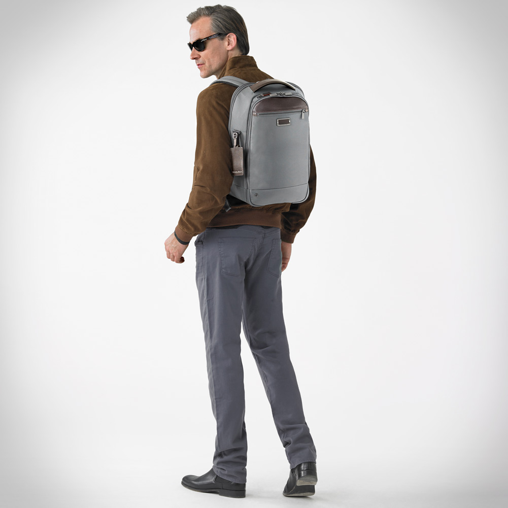 KB425x-4f_mgm_briggs_riley_medium_expandable_brief_atwork6.jpg
