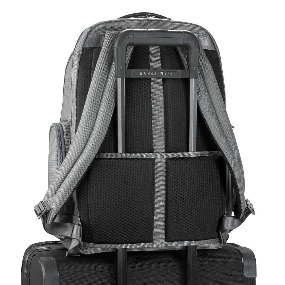 KP436-10f_mgm_briggs_riley_large_Cargo_backpack_at_work9.jpg