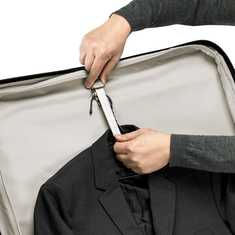 Transcend Luggage Has Easy To Use Suiter With Hanger