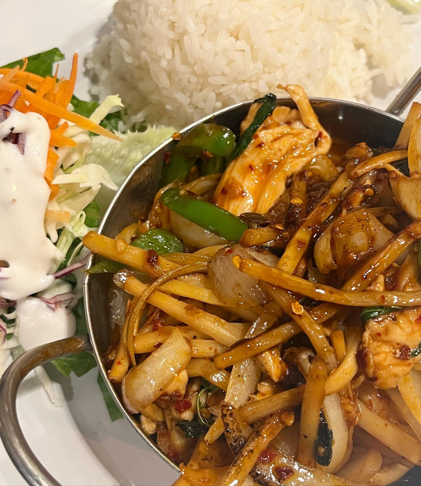 ✨Lunch Special✨ Spicy Basil Leaves 🌶️

Vegan, vegetarian and gluten-free friendly 🌱 No MSG 

Now open for dine-in, take-out, and delivery! ✨

📞 661-513-0330, 661-513-0350 
🖥️ Order online at thaichefsvalencia.com 

Thai Chefs Restaurant 
📍28014 