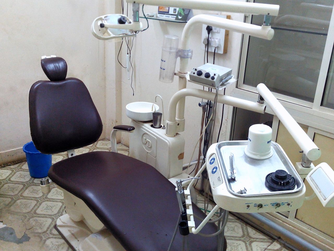 1280px-Dental_Chair.jpg