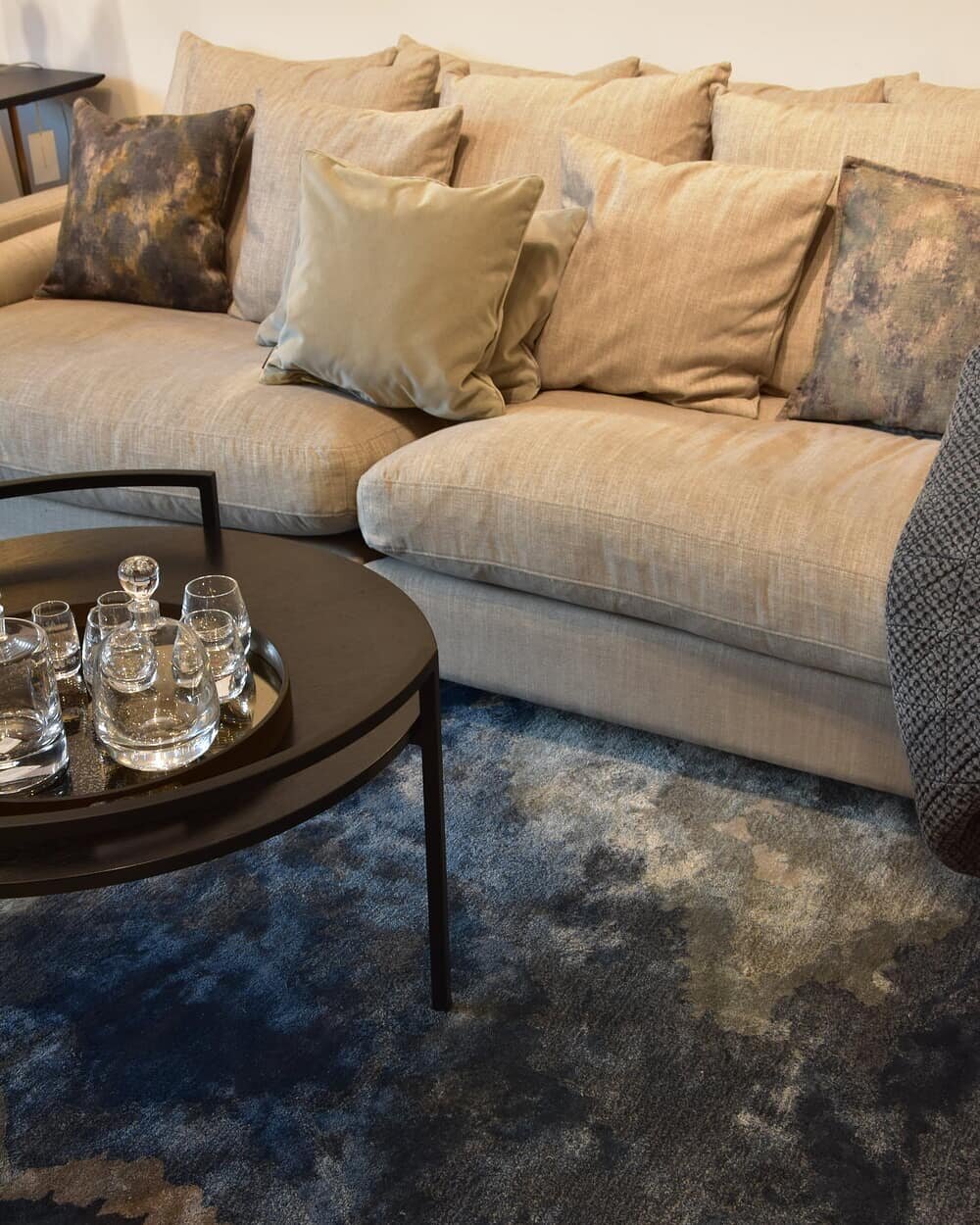 Highlighting our fabric and new range of Rugs which complement each other so well.

Pictured here we have the sofa covered in Viento fabric, cushions in Impresso and the rug is the Escape Blue.

💙
💙
💙

#nordicstyle #scandistyle #floorart #handmade