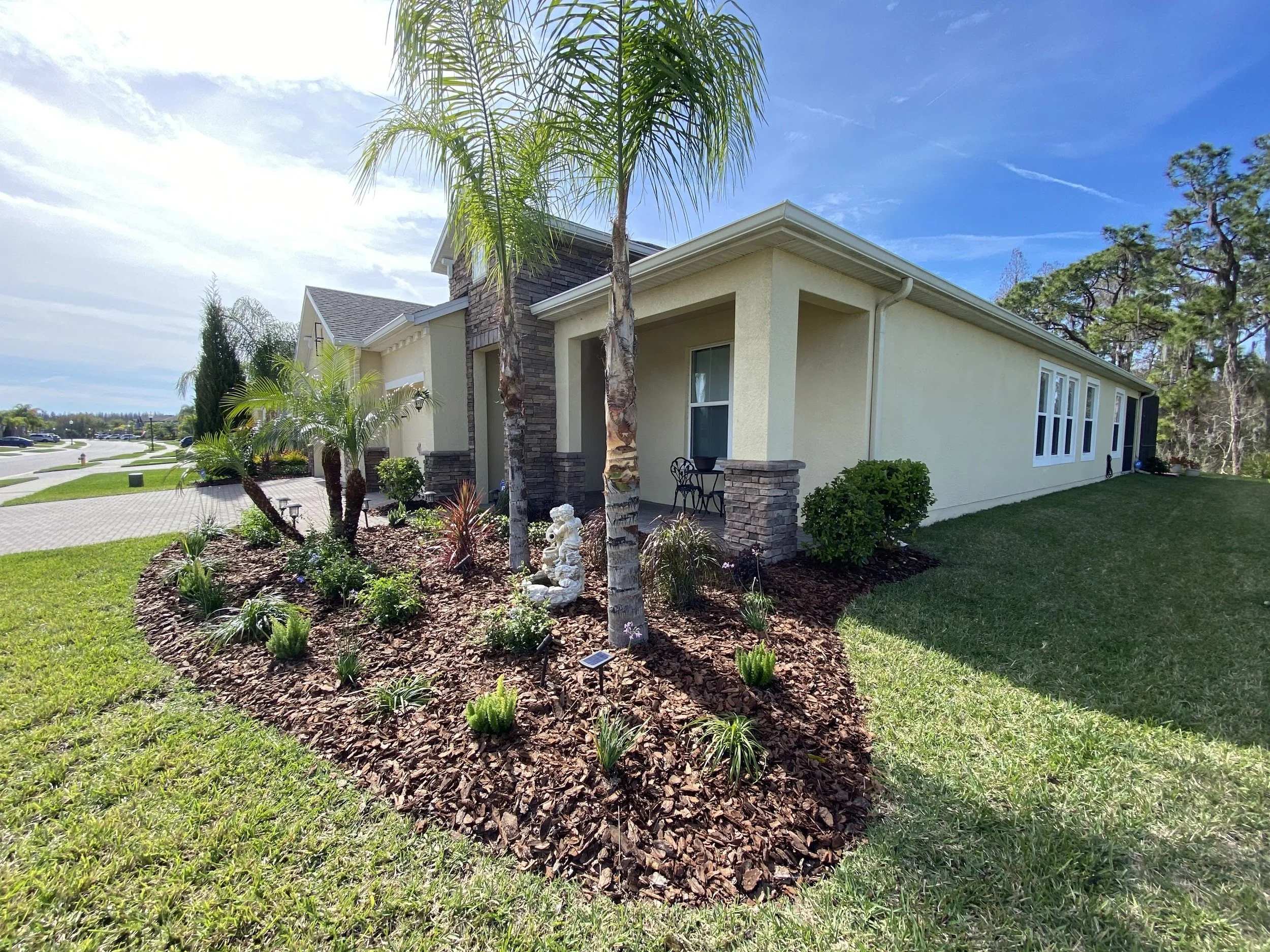 rlc-front-yard-palm-landscape-mulch-installation-tampa.jpg