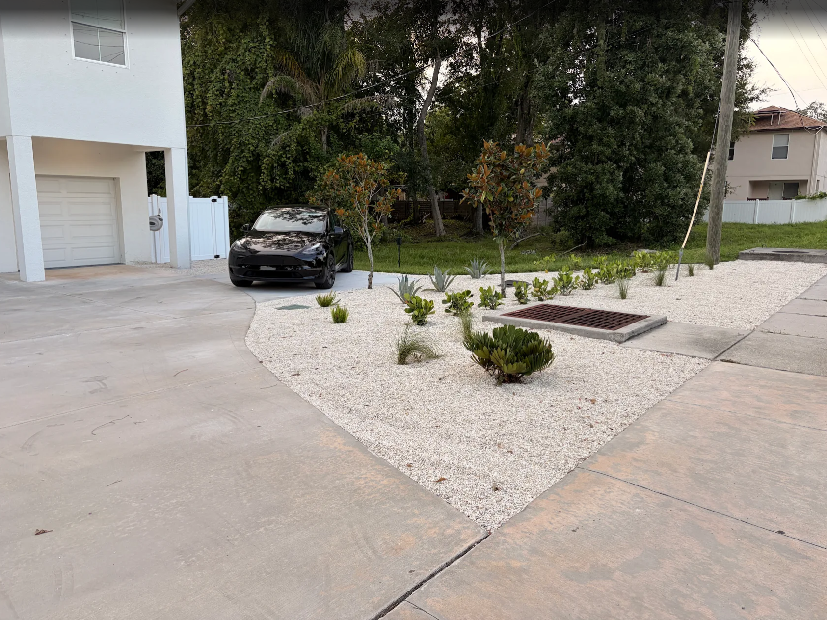 rlc-white-rock-planting-beds-with-small-trees-and-accent.webp