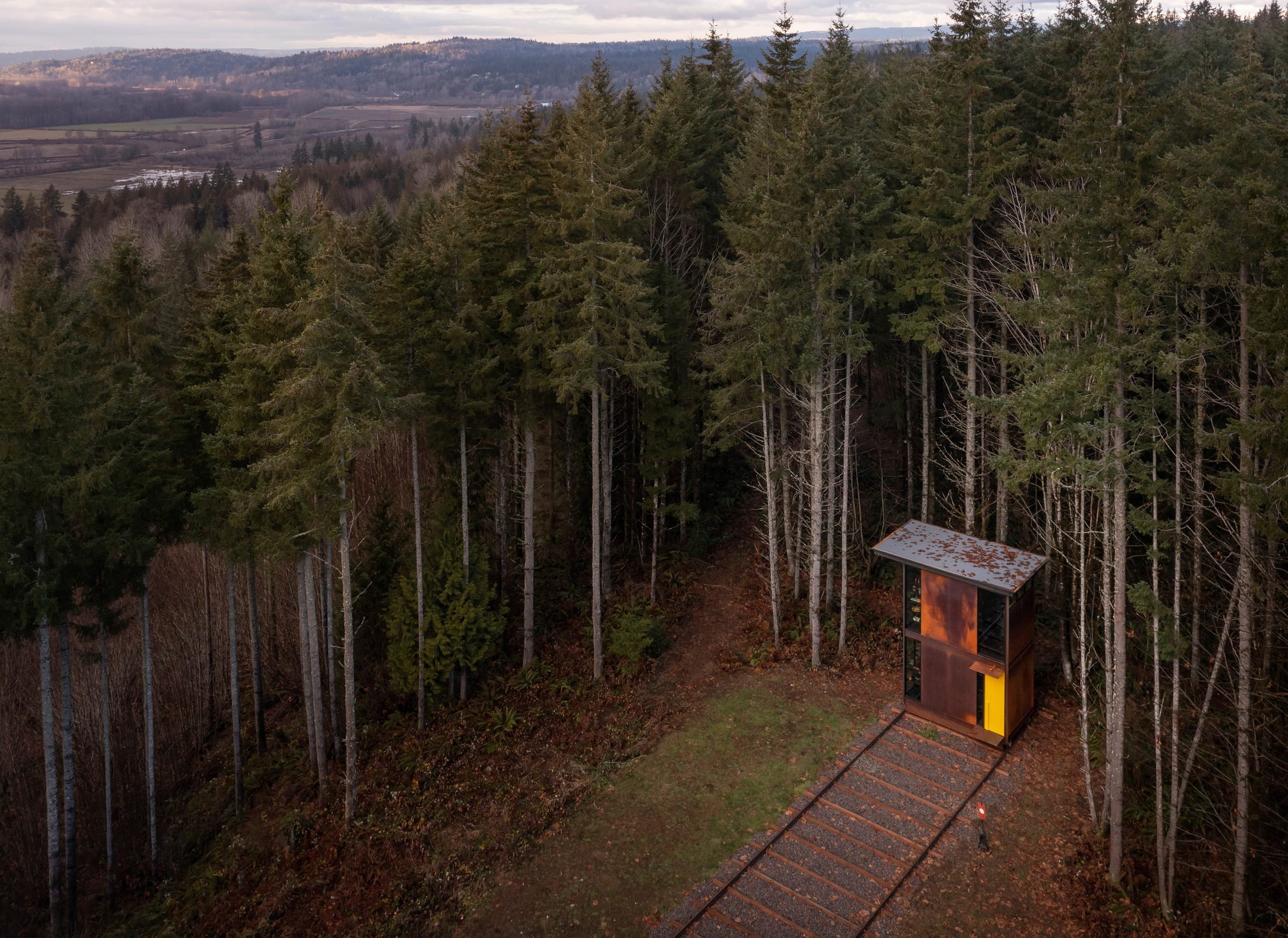 maxon-studio-olson-kundig-washington-rail-tracks_dezeen_2364_col_1.jpg