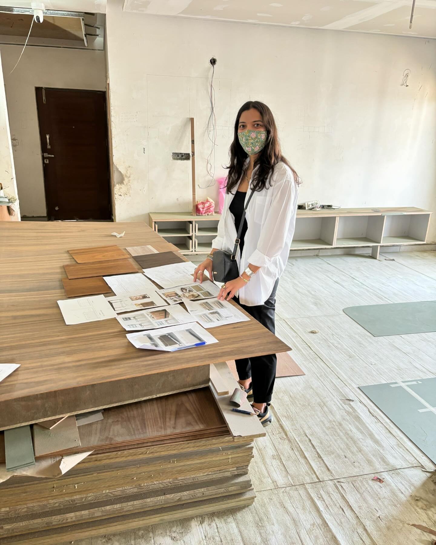 A round up of a visit to our residence site in Ahmedabad. 😊🤩
This visit was all about the final aspects of the material selections. Putting together the final set of furniture detailing, soft furnishings with the other veneer finishes and textures,