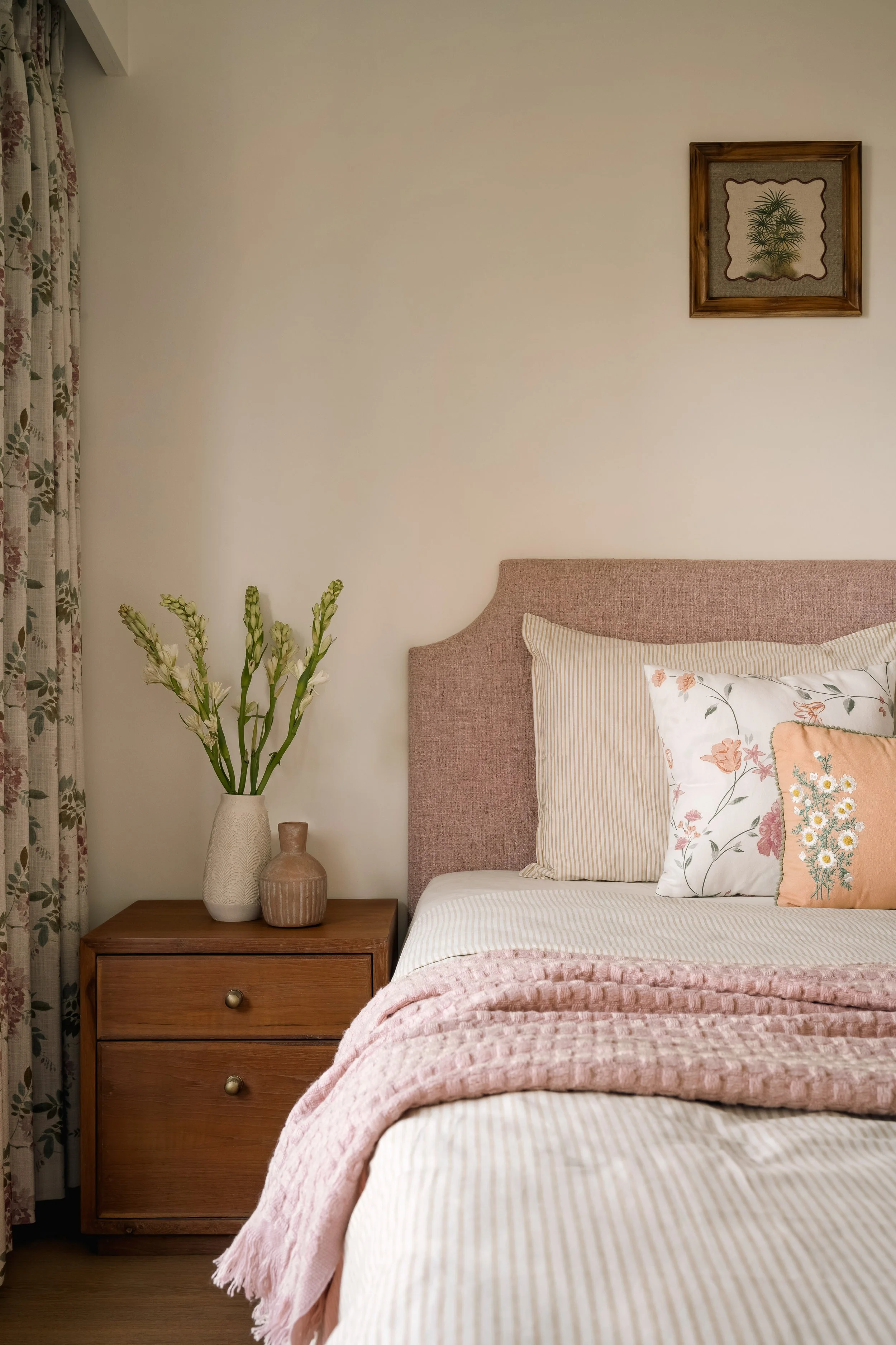 15 - bedroom headboard detailing.jpg