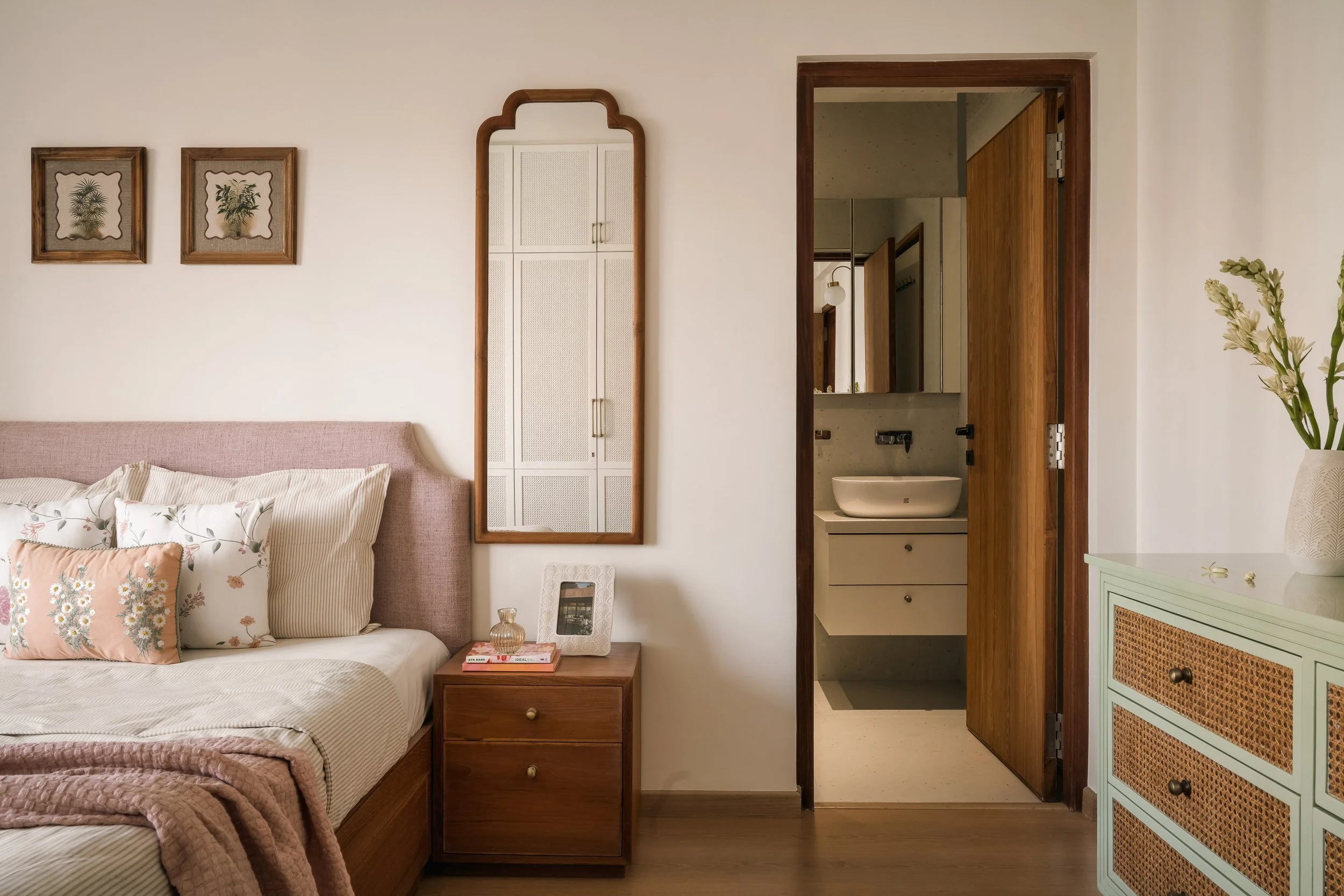 17 - Bedroom dresser unit.jpg