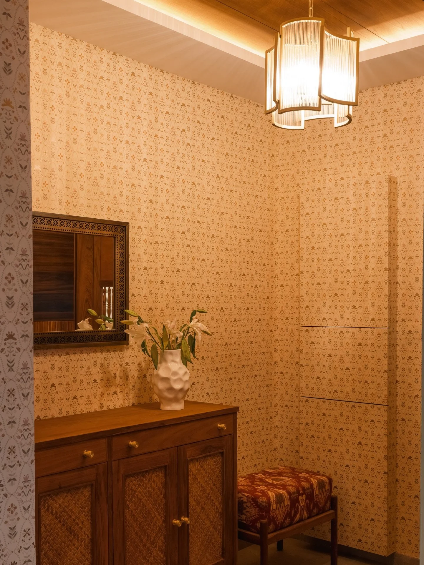 RESIDENCE RS: Where Modern meets Cozy 🧡

This wrap around wallpaper in the entryway makes for a warm welcome experience! The intricate Indian motif pattern on the wallpaper adds a subtle statement on your first introduction to the home. 
 
The polis