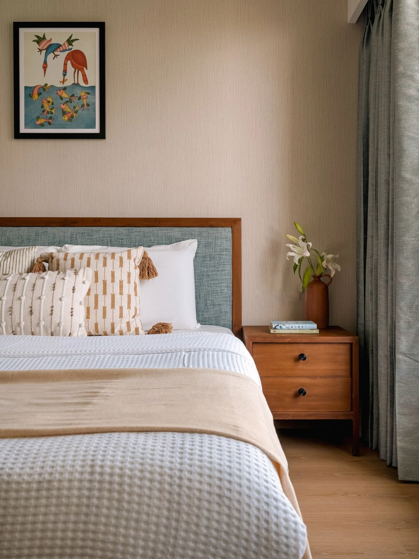 RESIDENCE RS: Where Modern meets Cozy 🧡

Warm wood tones balanced with cool blue fabrics is a winning combination! 

The artwork with birds and fish in the sea adds a fun and lively dimension to this cool room. 

Side Note: The artwork is a Gond art