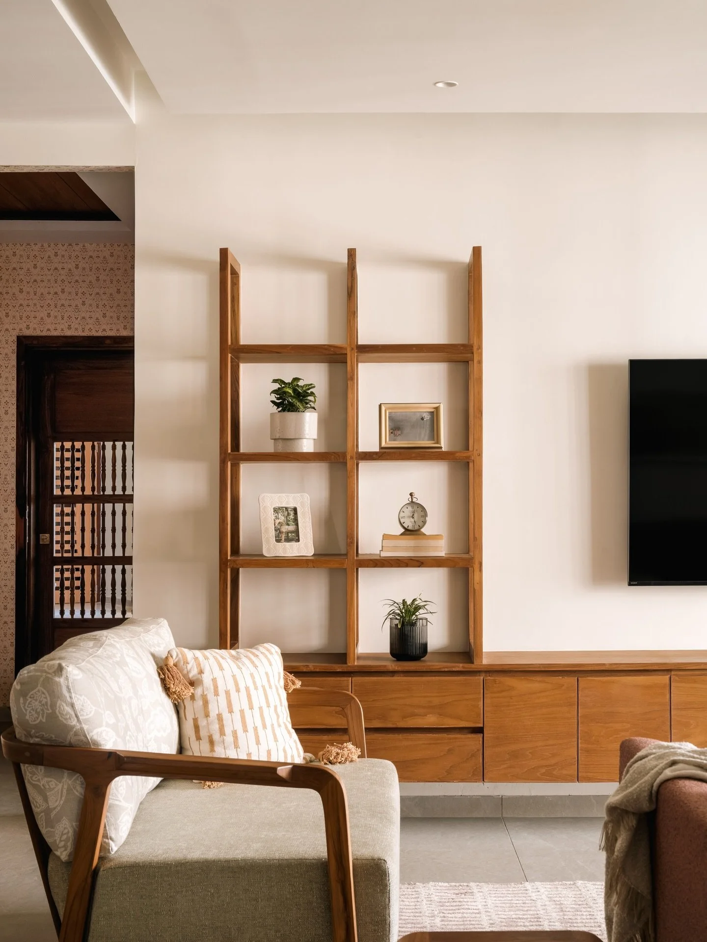 RESIDENCE RS: Where Modern meets Cozy 🧡

It&rsquo;s a home which showcases a masterful symphony of colour, form and texture. 

A classic pairing of real solid wood finishes, with natural fabrics and cane textures, gives this home a timeless look, th