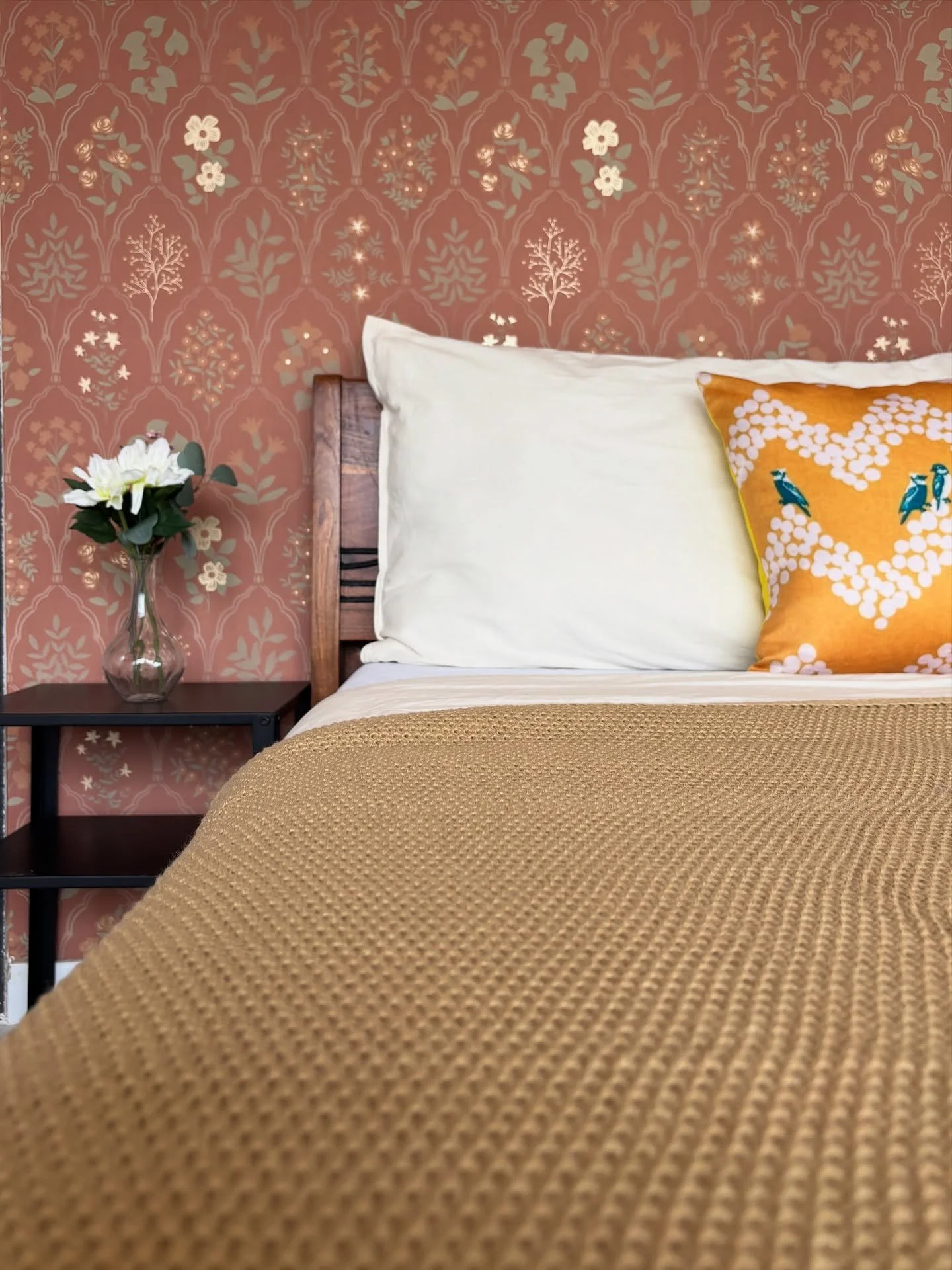 This cosy earthy palette bedroom is sure to induce some deep sleep, and promise a good night&rsquo;s rest! 
The rust coloured wall paper with its plant inspired motifs and subtle gold accents is simply beautiful! 

Designed for @staycesindia 

[ eart