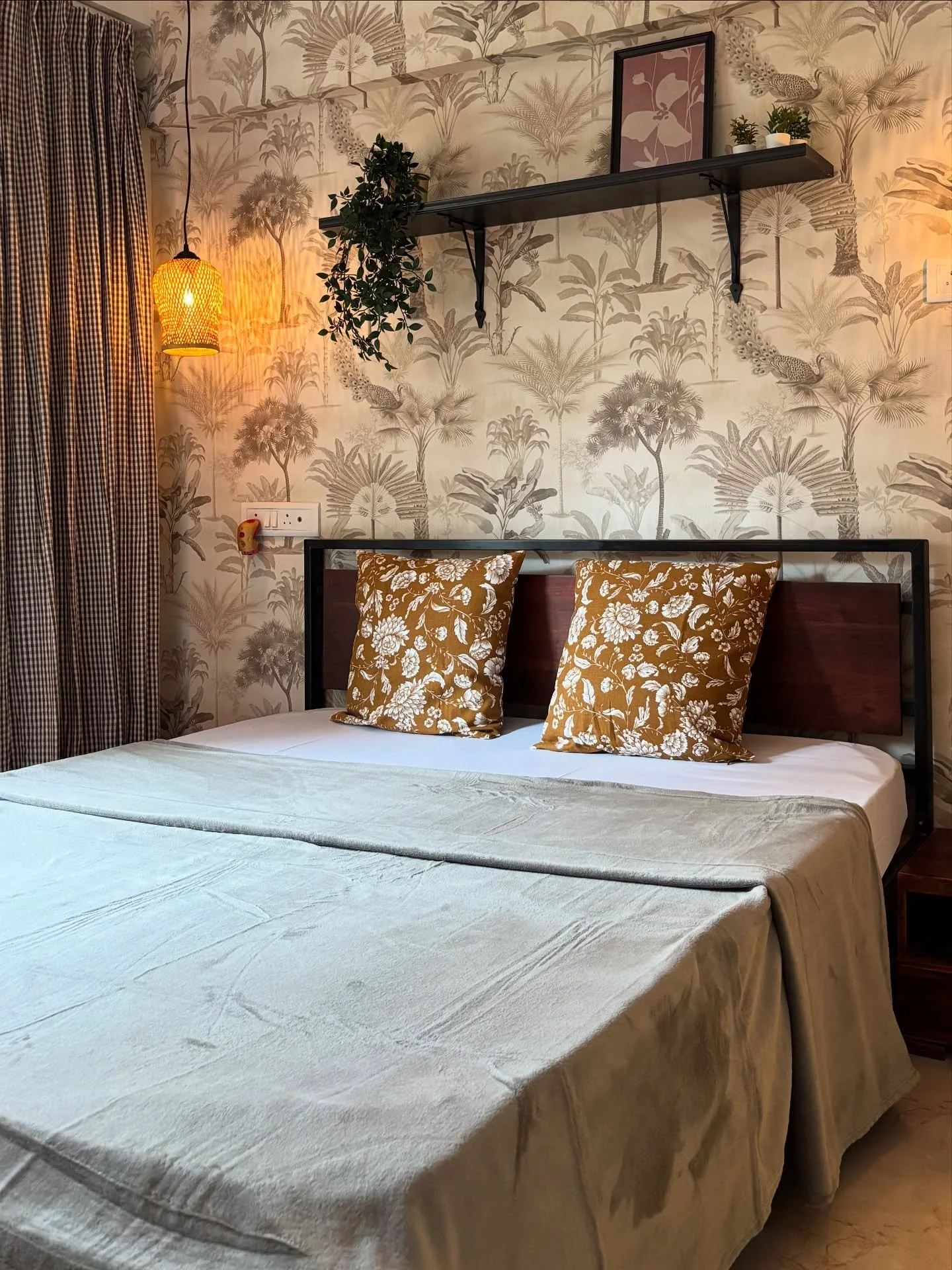 TROPI-COOL 🌴🤎

Transformed a builder basic space into a tropi-cool oasis! 

Layered a tropical wallpaper + checkered curtains + floral cushions + cane lamps, and somehow it all just makes perfect sense. 🤯

The very industrial, black metal and wood