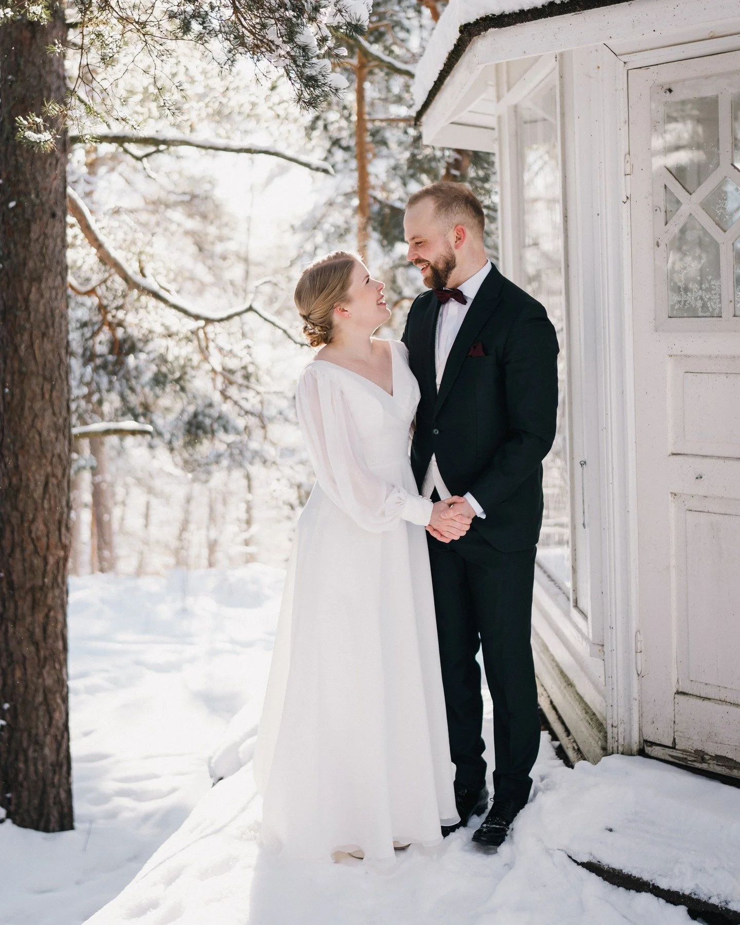 Suuresti onnea E&amp;A!
Pakkanen yritti purra, mutta l&auml;mp&ouml; valtasi mahtavan p&auml;iv&auml;n Tuusulassa! 🤍
-
#h&auml;&auml;kuvaus #weddingphotography