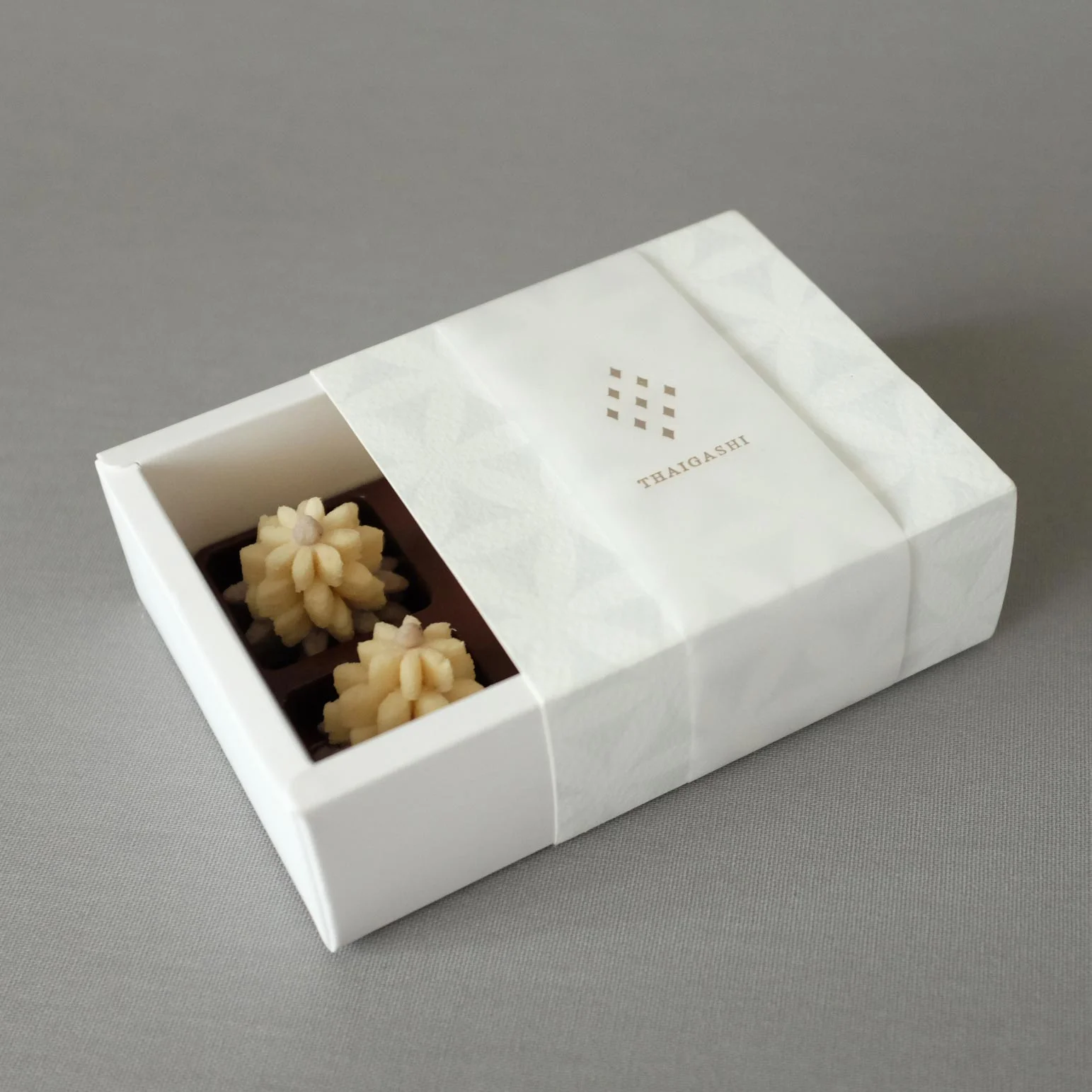 ขนมชั้นดอกไม้กล่องเล็ก 4 ชิ้น