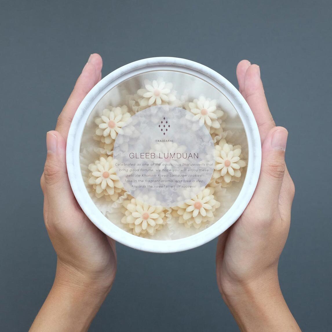 ขนมชั้นดอกไม้กล่องกลม 8 ชิ้น 