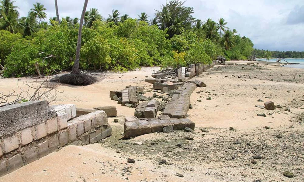 Remains of a seawall, Nanumea Island. Photo: Jone Feresi/UNDP