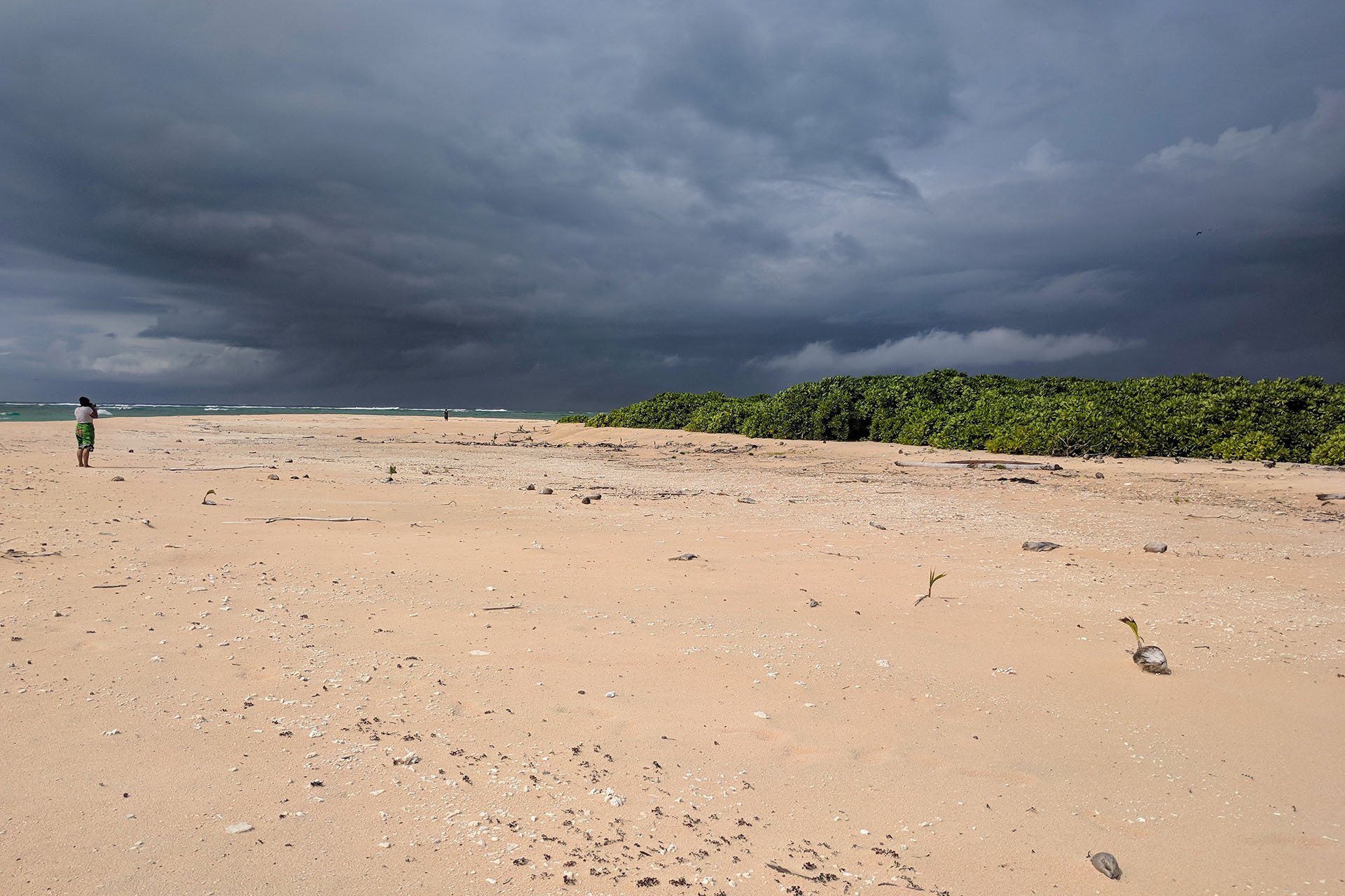 Storm brewing nanumea tuvalu_1920x1280.jpg