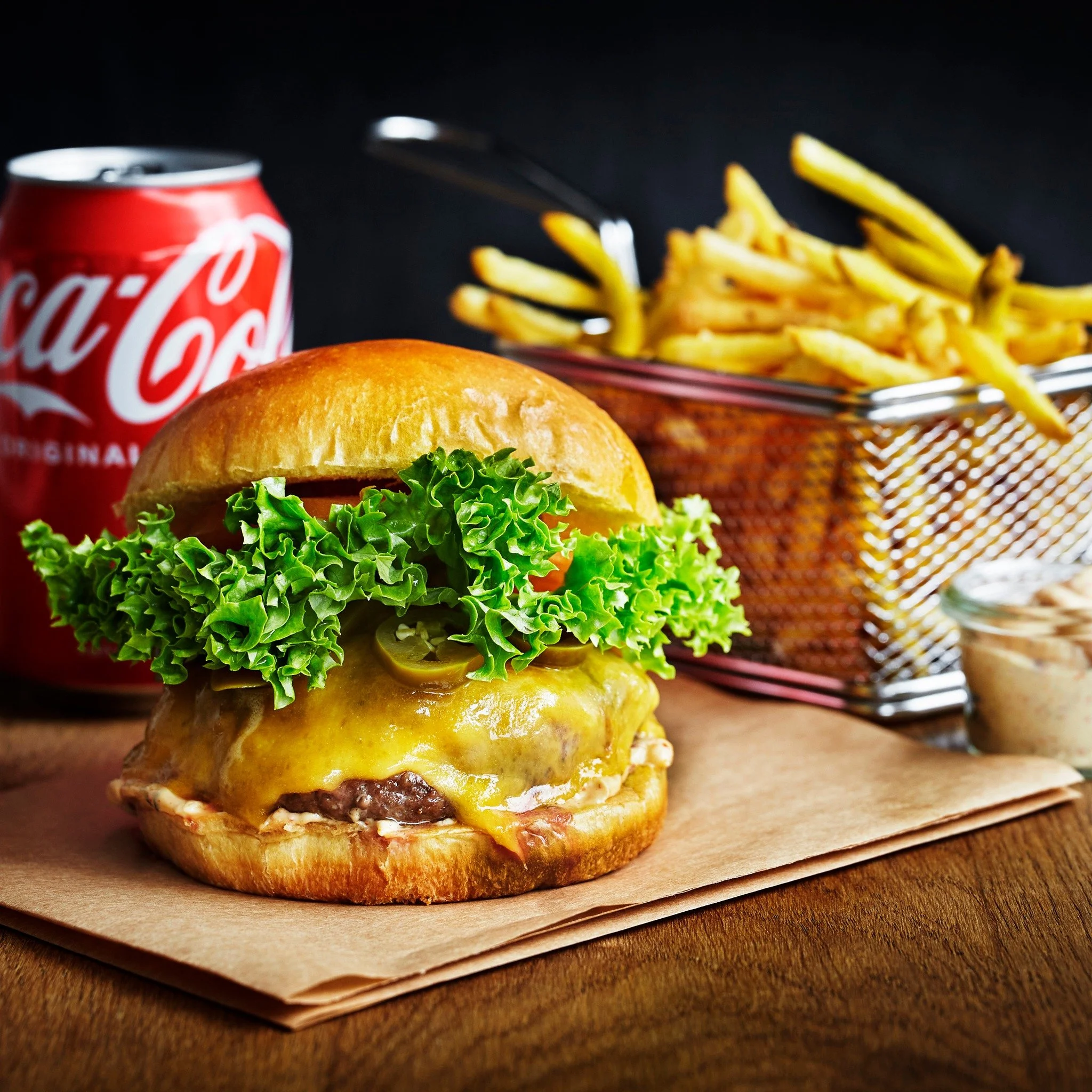 Vi har haft et par dage med lukket for renovering, men nu er vi tilbage! 🔥🍔 Vi gl&aelig;der os til at se jer igen p&aring; Holy Cow &ndash; vi &aring;bner d&oslash;rene torsdag fra kl. 17:00! Ses vi? 😍🙌