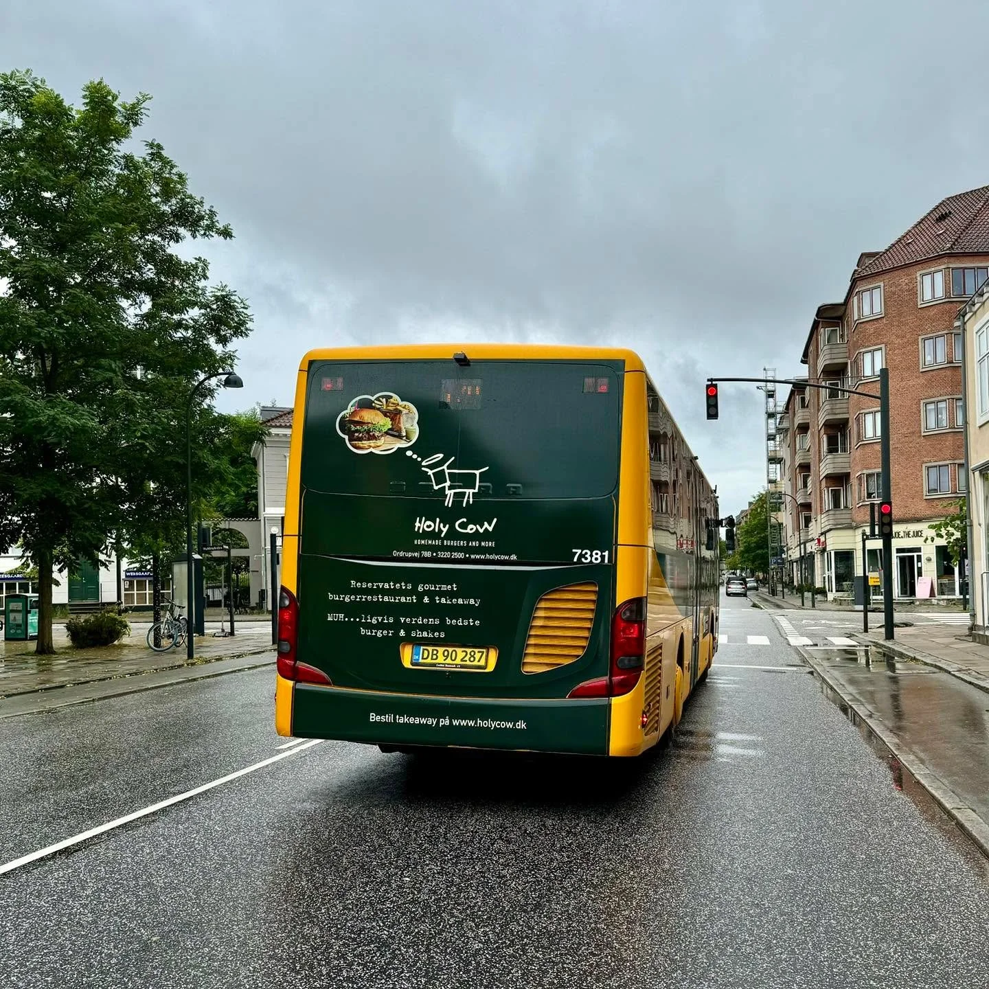 Nu kan du ogs&aring; tage Holy Cow-bussen ned til Holy Cow og f&aring; en gourmetburger... Vi ses p&aring; Holy Cow.

#holycowdk #ordrupvej78b #holycow